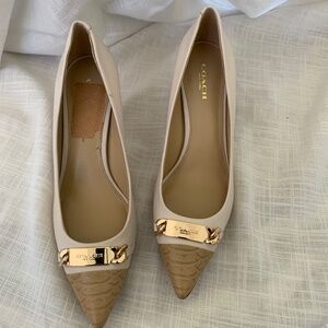 coach two-tone pumps